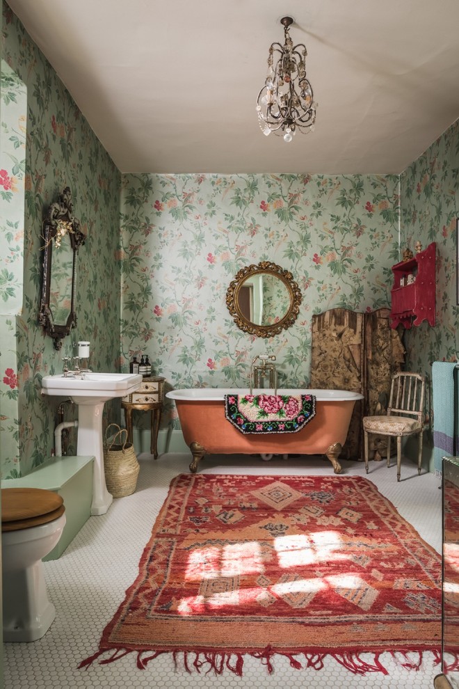На фото: главная ванная комната в стиле шебби-шик с ванной на ножках, зелеными стенами, раковиной с пьедесталом и белым полом