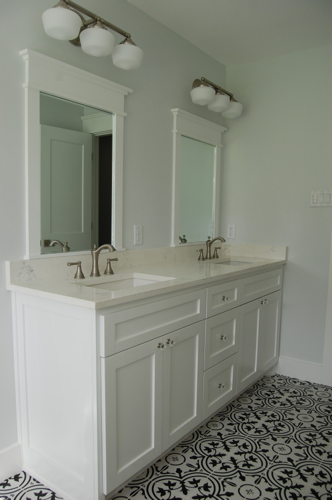 Inredning av ett lantligt litet vit vitt badrum med dusch, med skåp i shakerstil, vita skåp, ett badkar med tassar, en dusch/badkar-kombination, en toalettstol med separat cisternkåpa, svart och vit kakel, keramikplattor, grå väggar, klinkergolv i keramik, ett undermonterad handfat, bänkskiva i kvarts, vitt golv och dusch med duschdraperi