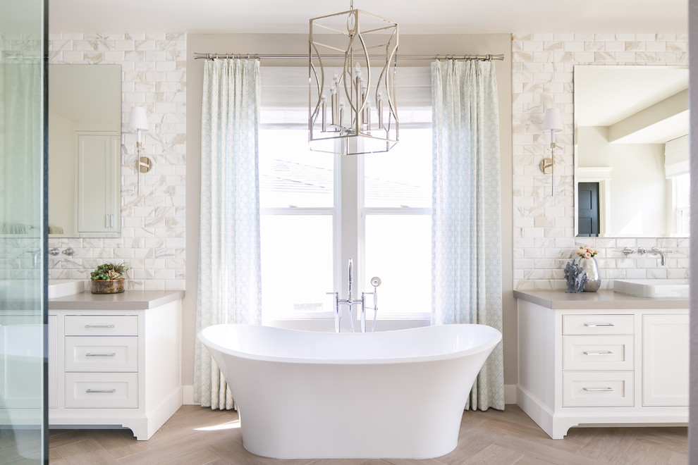 Идея дизайна: большая главная ванная комната в морском стиле с серыми фасадами, отдельно стоящей ванной, серыми стенами, светлым паркетным полом и столешницей из искусственного кварца
