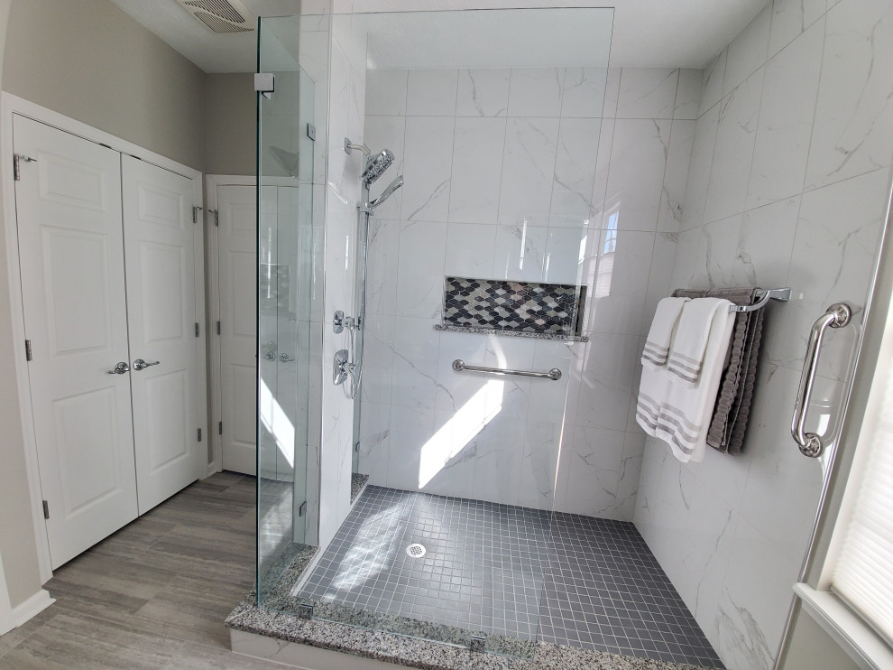 Пример оригинального дизайна: главная ванная комната среднего размера в стиле неоклассика (современная классика) с фасадами с выступающей филенкой, белыми фасадами, открытым душем, унитазом-моноблоком, белой плиткой, мраморной плиткой, серыми стенами, полом из цементной плитки, врезной раковиной, столешницей из гранита, серым полом, открытым душем и синей столешницей