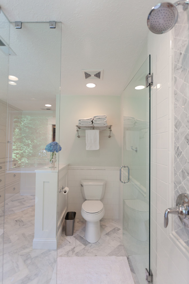 Inspiration för mellanstora klassiska en-suite badrum, med ett undermonterad handfat, möbel-liknande, grå skåp, marmorbänkskiva, ett fristående badkar, en hörndusch, en toalettstol med hel cisternkåpa, vit kakel, tunnelbanekakel, vita väggar och marmorgolv