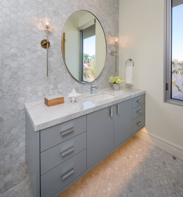 Bild på ett mellanstort funkis badrum med dusch, med släta luckor, grå skåp, grå kakel, marmorkakel, vita väggar, marmorgolv, ett undermonterad handfat, marmorbänkskiva och grått golv