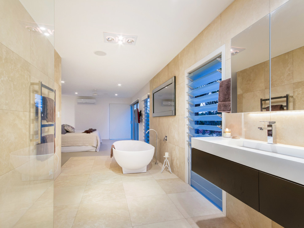 Esempio di una grande stanza da bagno padronale contemporanea con vasca freestanding, doccia aperta, piastrelle di marmo, pavimento in marmo, lavabo sospeso e doccia aperta