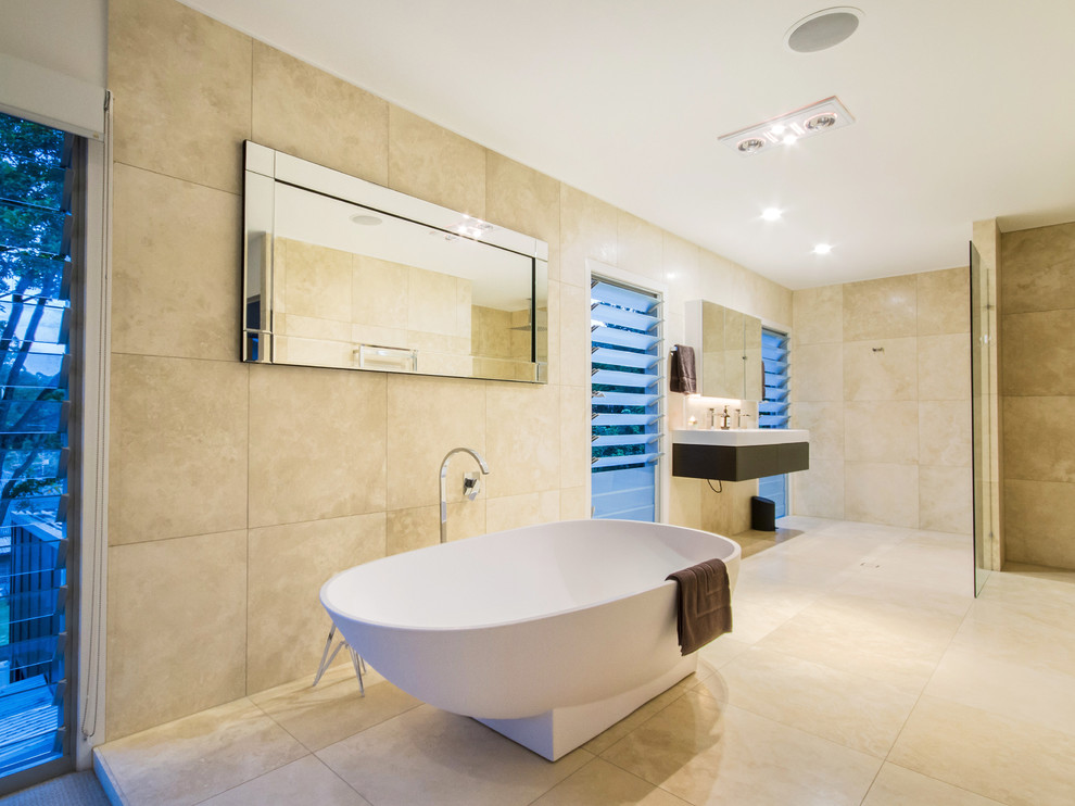 Esempio di una grande stanza da bagno padronale minimal con vasca freestanding, doccia aperta, piastrelle di marmo, pavimento in marmo, lavabo sospeso e doccia aperta