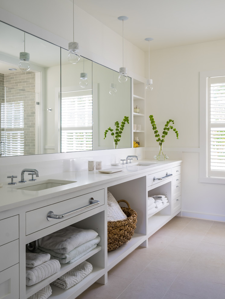 Идея дизайна: главная ванная комната среднего размера в стиле неоклассика (современная классика) с белыми стенами и врезной раковиной