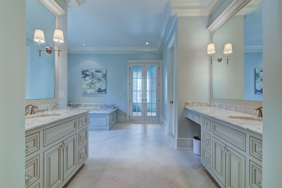 Idéer för ett mycket stort klassiskt grå en-suite badrum, med luckor med upphöjd panel, vita skåp, ett undermonterat badkar, blå väggar, klinkergolv i porslin, ett undermonterad handfat, granitbänkskiva och grått golv