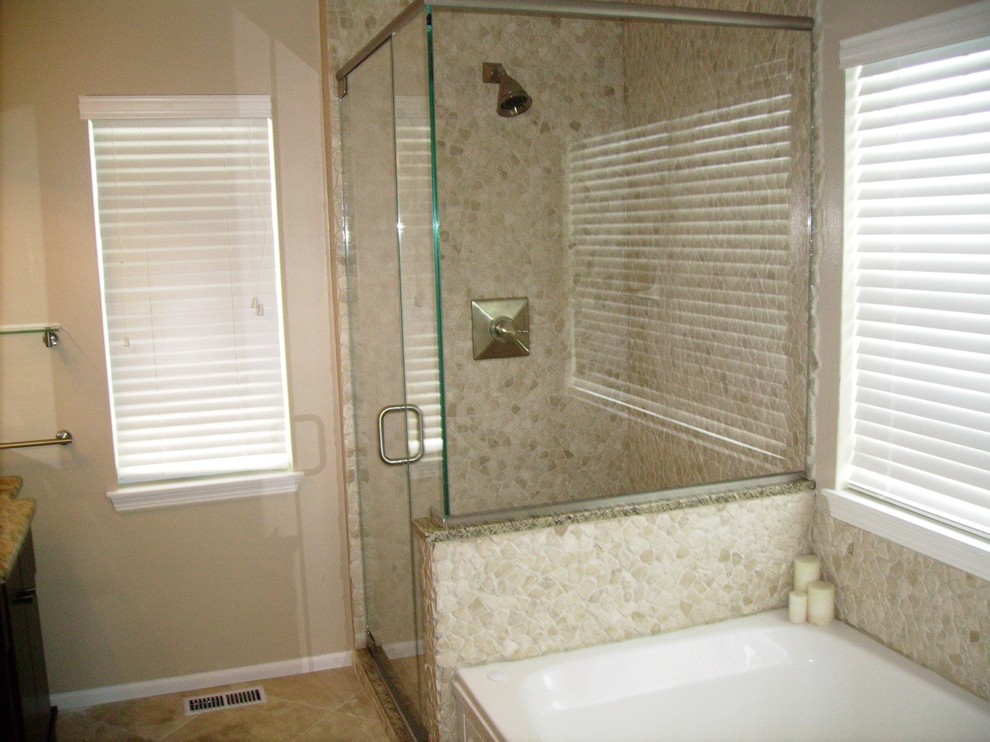 Idee per una stanza da bagno stile rurale di medie dimensioni con ante nere, doccia alcova, pareti beige, pavimento con piastrelle in ceramica, lavabo sottopiano e top in granito