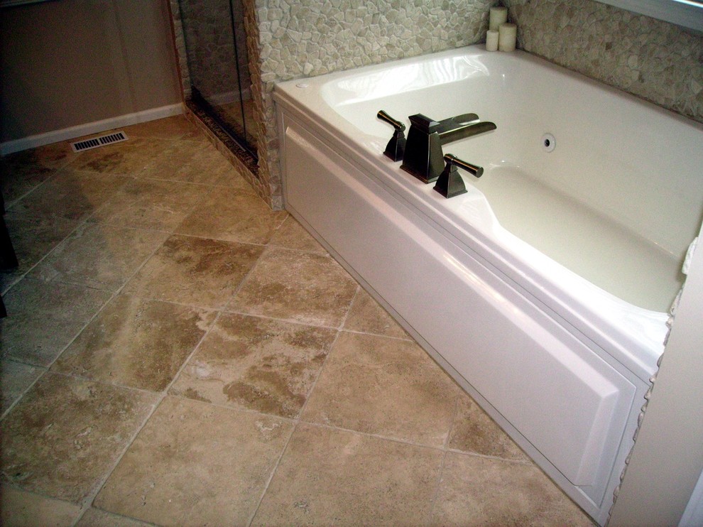 Cette photo montre une salle de bain montagne de taille moyenne avec des portes de placard noires, une baignoire posée, une douche d'angle, un mur beige, un sol en carrelage de céramique, un lavabo encastré et un plan de toilette en granite.