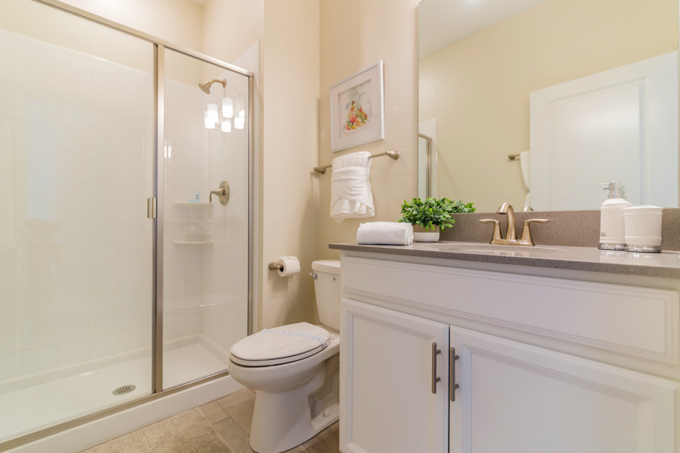 Immagine di una stanza da bagno con doccia costiera di medie dimensioni con due lavabi
