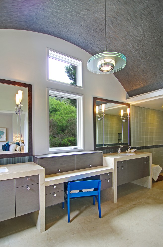 Immagine di una stanza da bagno padronale contemporanea con ante lisce, piastrelle verdi e pavimento in cemento
