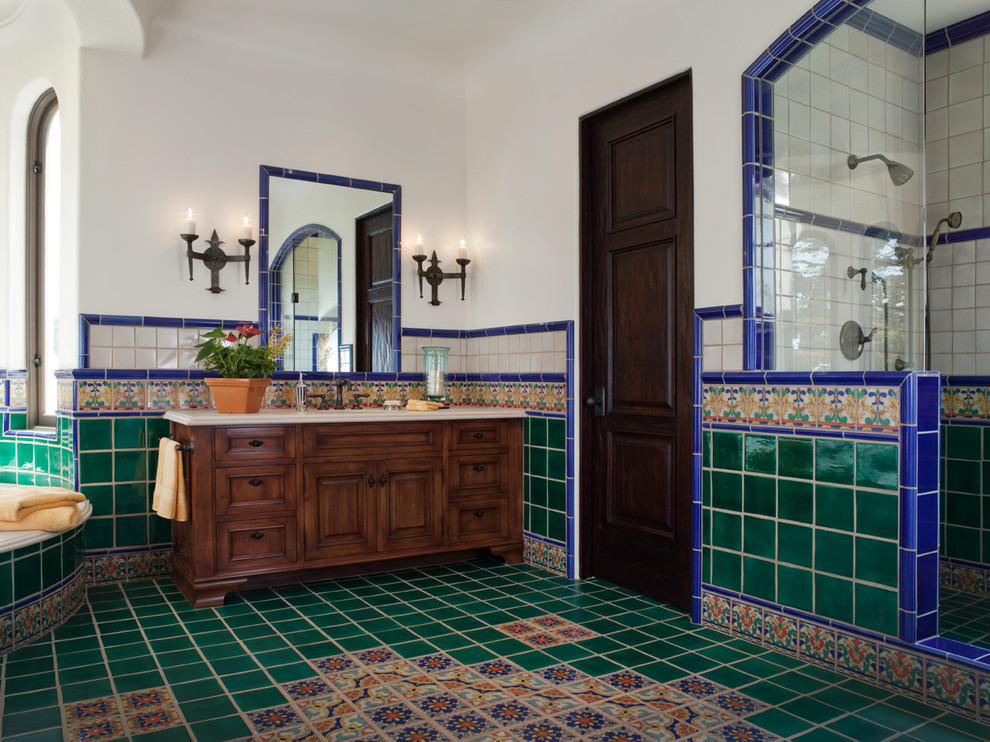 Mediterranes Badezimmer mit dunklen Holzschränken, farbigen Fliesen, Duschnische, weißer Wandfarbe und Schrankfronten mit vertiefter Füllung in San Francisco