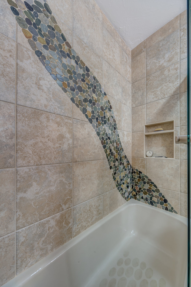 Diseño de cuarto de baño ecléctico pequeño con bañera empotrada, combinación de ducha y bañera, baldosas y/o azulejos beige y suelo de baldosas tipo guijarro