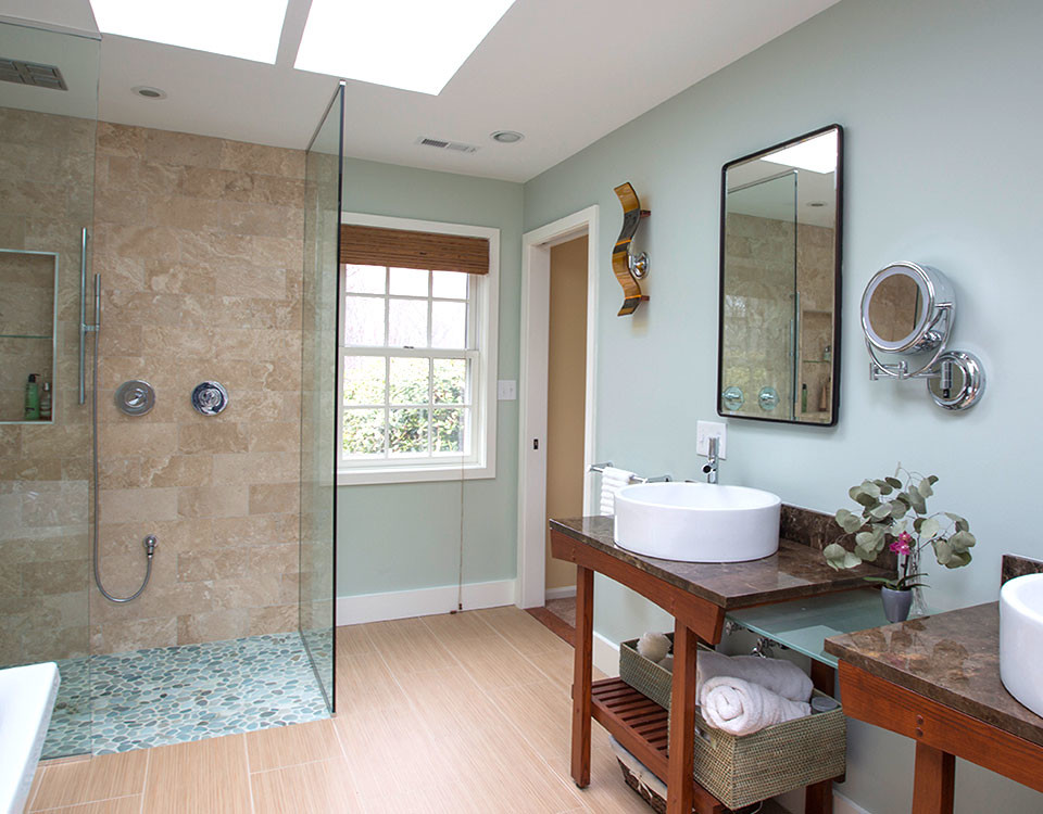Idee per una stanza da bagno con pavimento con piastrelle di ciottoli e pavimento blu