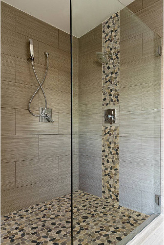 Immagine di una stanza da bagno con piastrelle beige, piastrelle di ciottoli e pavimento con piastrelle di ciottoli