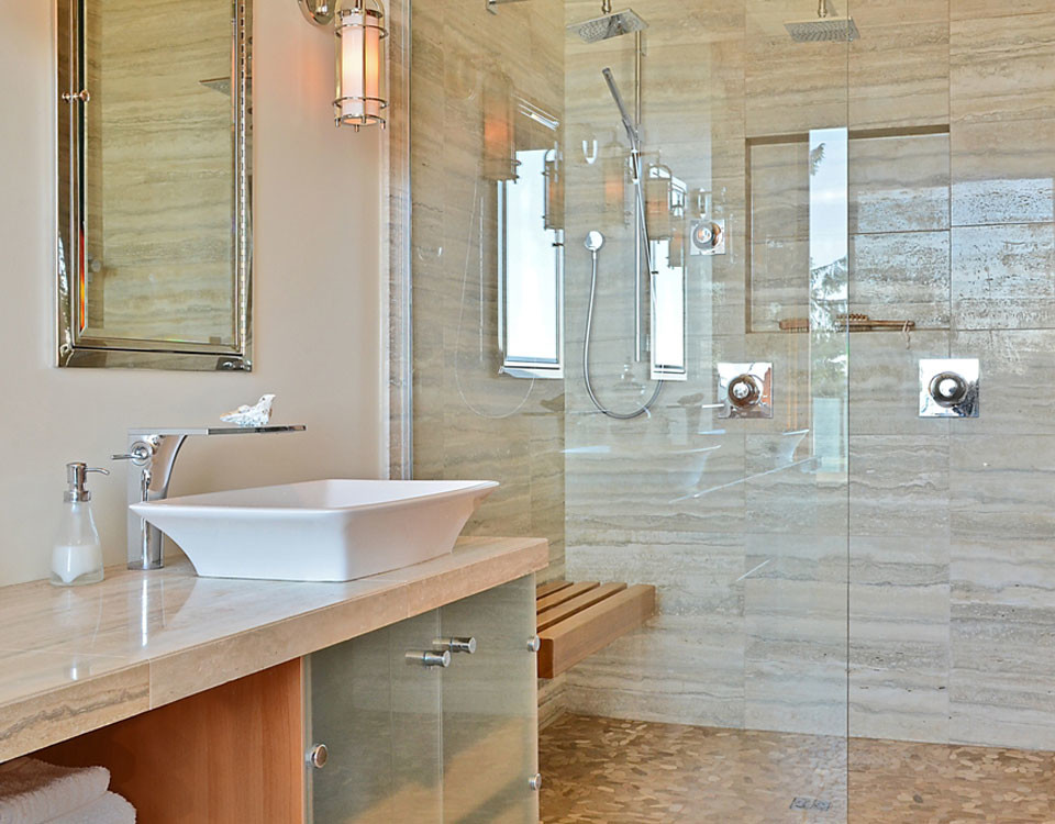 Foto di una stanza da bagno con pavimento con piastrelle di ciottoli e pavimento beige