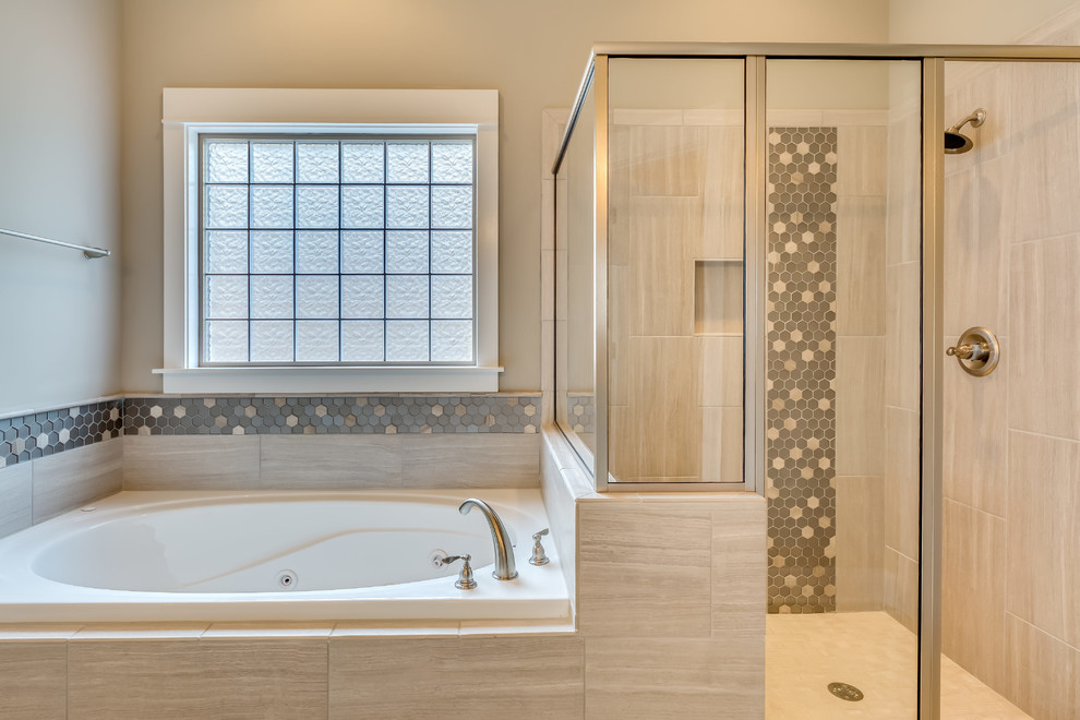 Modelo de cuarto de baño de estilo americano de tamaño medio con bañera encastrada, ducha esquinera, baldosas y/o azulejos beige, paredes beige y ducha con puerta con bisagras