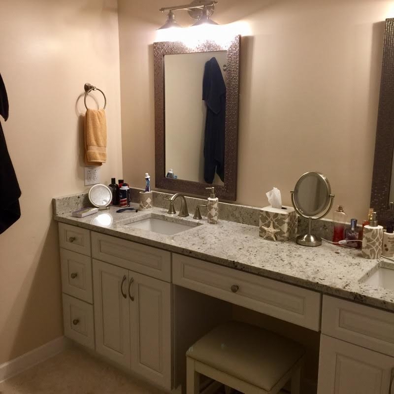 Exempel på ett mellanstort modernt en-suite badrum, med luckor med upphöjd panel, vita skåp, klinkergolv i porslin, ett undermonterad handfat, granitbänkskiva, ett badkar i en alkov, en dusch/badkar-kombination, grå kakel, keramikplattor, beige väggar, brunt golv och dusch med duschdraperi