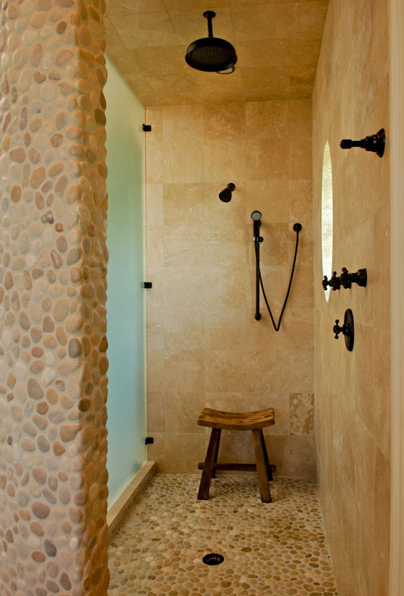 Ispirazione per una stanza da bagno tropicale con pavimento con piastrelle di ciottoli