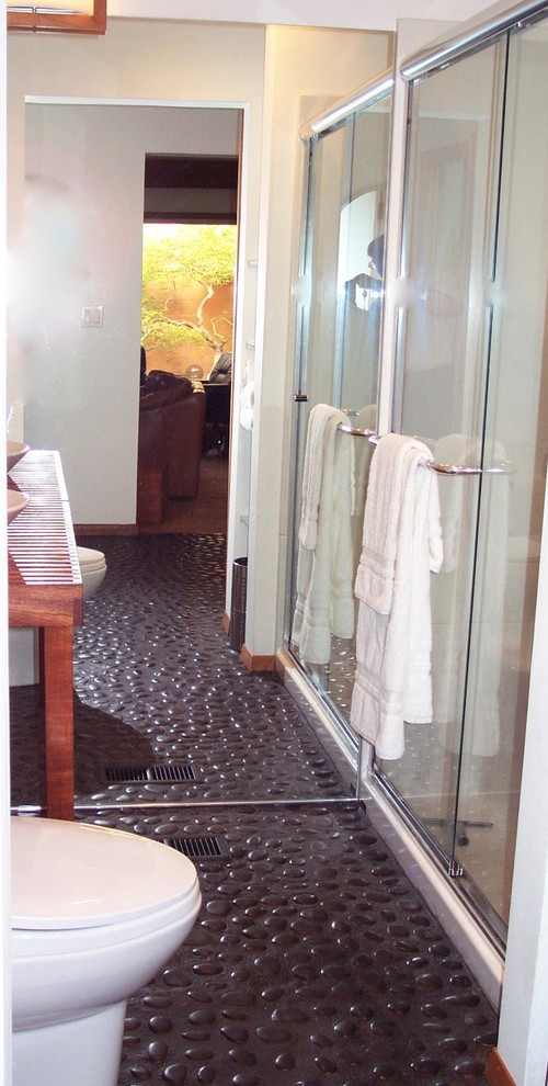Diseño de cuarto de baño de estilo zen con suelo de baldosas tipo guijarro