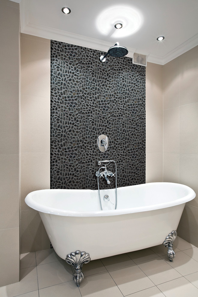 На фото: главная ванная комната в современном стиле с ванной на ножках, душем над ванной, черной плиткой, галечной плиткой, бежевыми стенами и полом из керамогранита