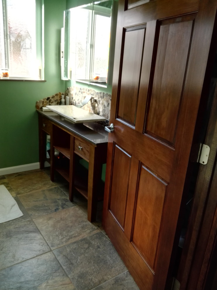 Bild på ett mellanstort eklektiskt badrum med dusch, med möbel-liknande, skåp i mellenmörkt trä, en öppen dusch, beige kakel, porslinskakel, gröna väggar, klinkergolv i porslin, ett fristående handfat och bänkskiva i kvarts