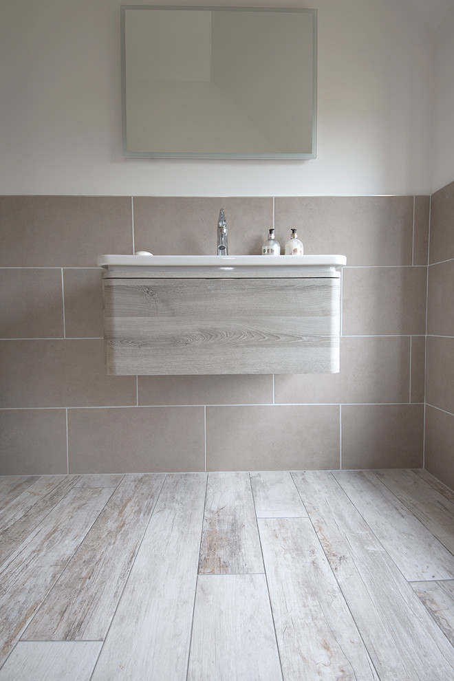 Idee per una stanza da bagno stile marino con piastrelle in gres porcellanato e pavimento in gres porcellanato