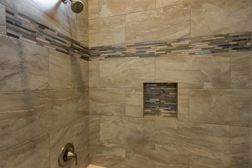 Exempel på ett mellanstort klassiskt badrum med dusch, med ett hörnbadkar, en dusch/badkar-kombination, en toalettstol med separat cisternkåpa, grå kakel, porslinskakel, grå väggar och mellanmörkt trägolv