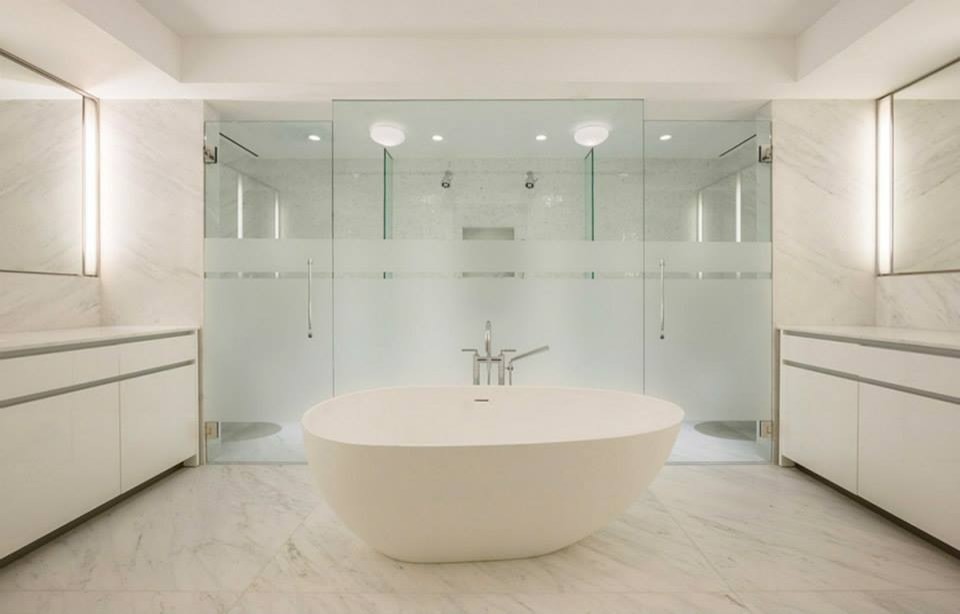Стильный дизайн: большая главная ванная комната в современном стиле с плоскими фасадами, белыми фасадами, отдельно стоящей ванной, двойным душем, белой плиткой, каменной плиткой, разноцветными стенами, мраморным полом, монолитной раковиной и столешницей из искусственного камня - последний тренд