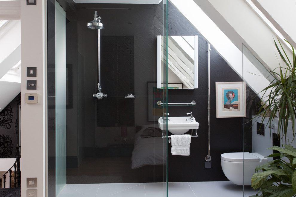 Modern inredning av ett litet badrum, med ett väggmonterat handfat och grått golv