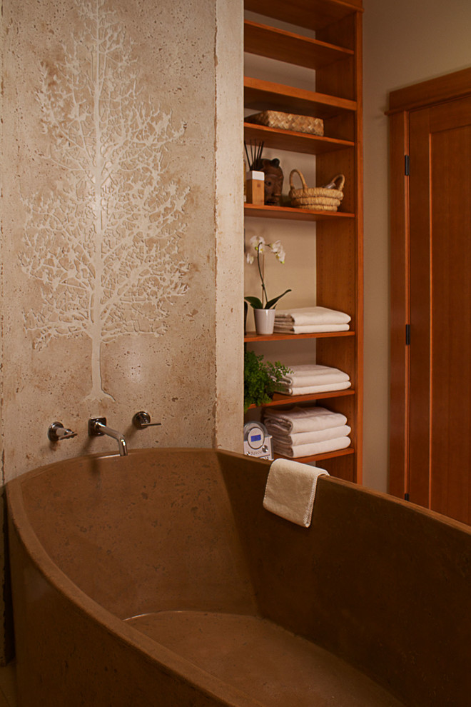 Inredning av ett rustikt badrum, med ett fristående badkar