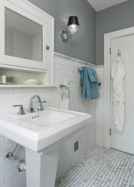 https://st.hzcdn.com/simgs/pictures/bathrooms/pedestal-sink-with-original-medicine-cabinet-joni-spear-interior-design-img~b0113ddd09ca94bb_4-1651-1-6f3cd2f.jpg