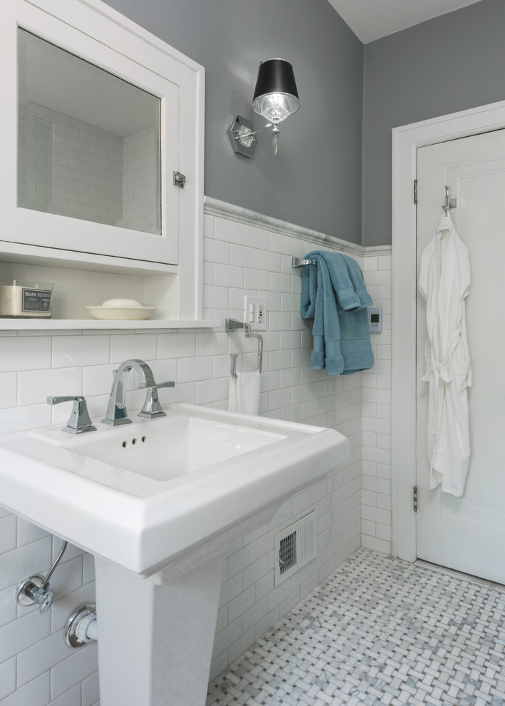 Inspiration för ett mellanstort amerikanskt badrum, med vita skåp, en kantlös dusch, en toalettstol med separat cisternkåpa, vit kakel, keramikplattor, grå väggar, marmorgolv, ett piedestal handfat, grått golv och med dusch som är öppen