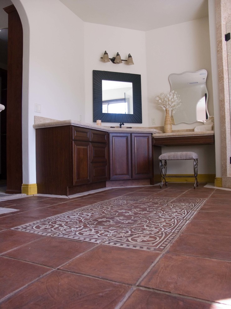 Idee per una stanza da bagno chic con pavimento in terracotta