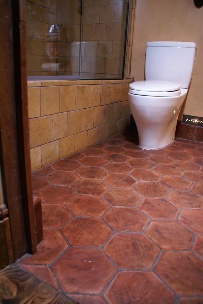 バルセロナにあるトランジショナルスタイルのおしゃれな浴室 (テラコッタタイル、テラコッタタイルの床) の写真
