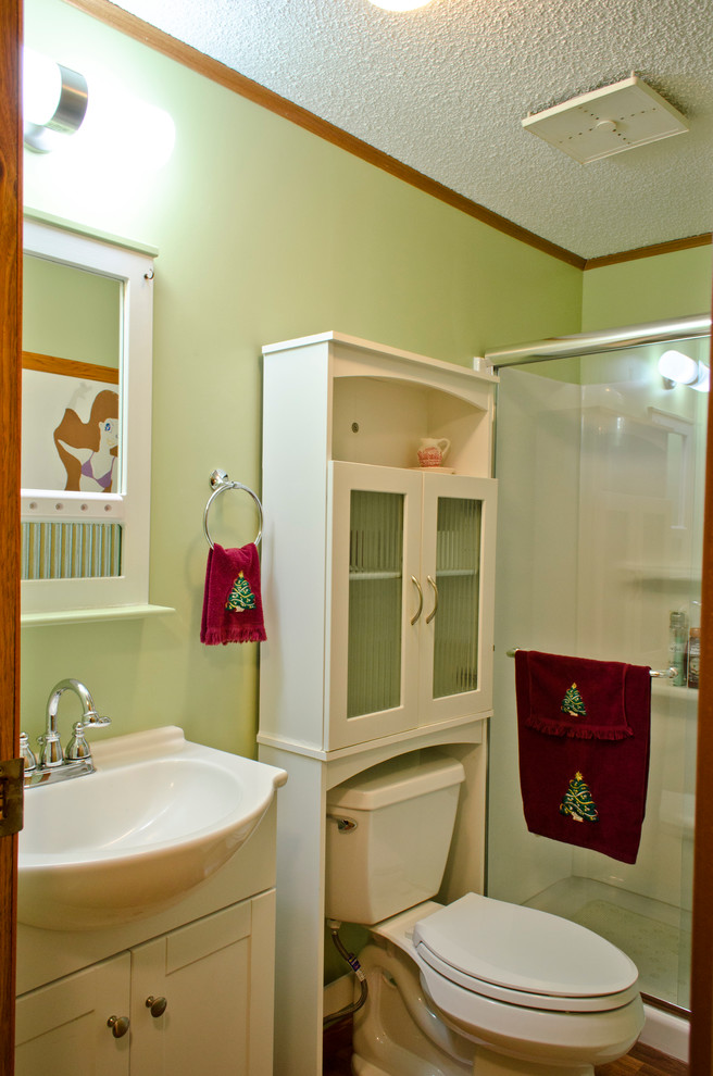 Источник вдохновения для домашнего уюта: маленькая детская ванная комната в стиле кантри с фасадами с утопленной филенкой, белыми фасадами, душем в нише, раздельным унитазом, зелеными стенами, полом из винила и мраморной столешницей для на участке и в саду