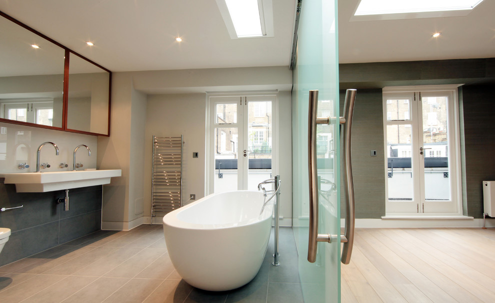 Idée de décoration pour une salle de bain design avec une baignoire indépendante.