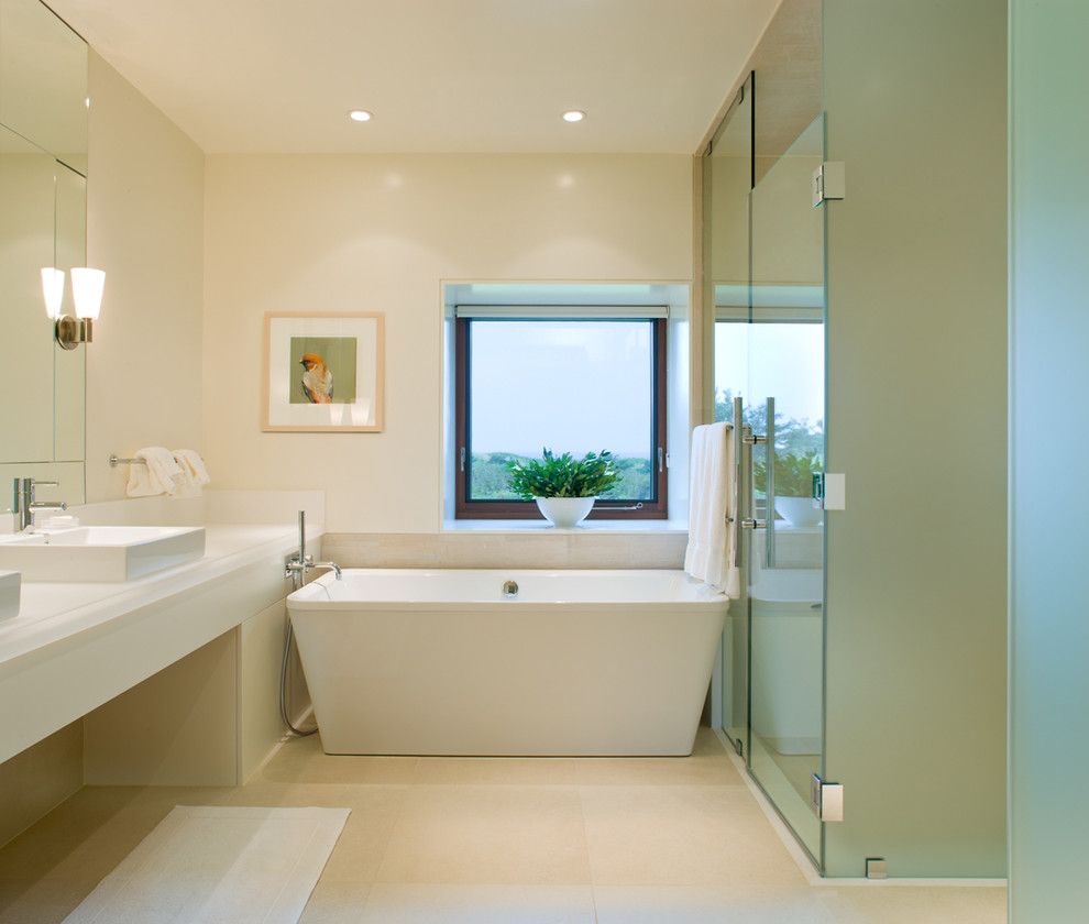Свежая идея для дизайна: ванная комната в современном стиле с настольной раковиной, отдельно стоящей ванной, душем в нише, бежевой плиткой и окном - отличное фото интерьера