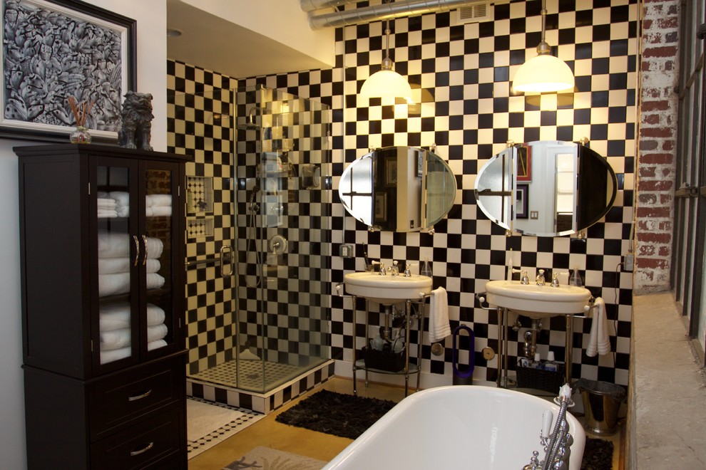 Réalisation d'une petite salle de bain principale urbaine avec une baignoire indépendante, une douche d'angle, un carrelage noir et blanc, des carreaux de céramique, un mur multicolore, sol en béton ciré, un plan vasque, un sol beige et une cabine de douche à porte battante.