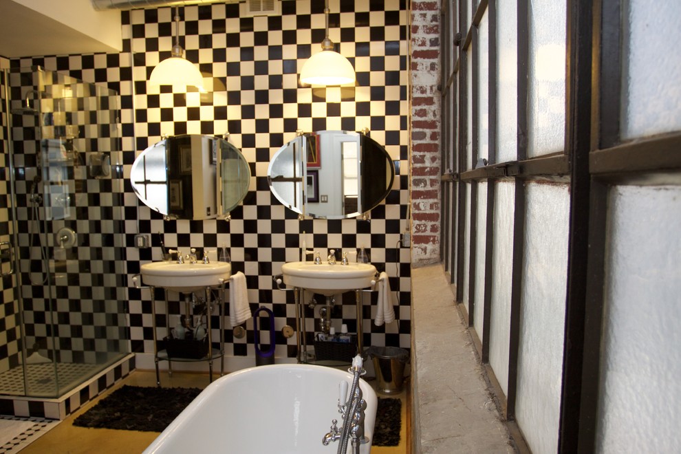 Пример оригинального дизайна: маленькая главная ванная комната в стиле лофт с отдельно стоящей ванной, угловым душем, черно-белой плиткой, керамической плиткой, разноцветными стенами, бетонным полом, консольной раковиной, бежевым полом и душем с распашными дверями для на участке и в саду