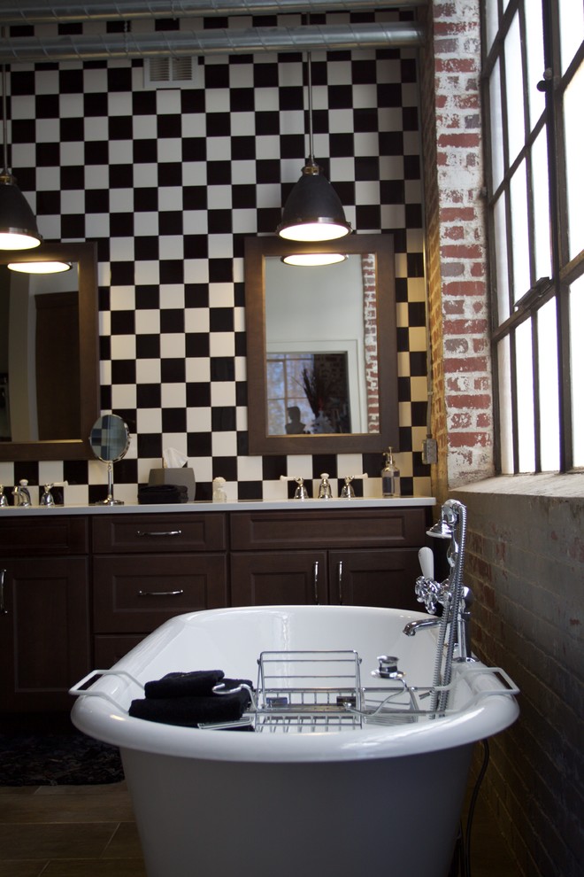 Esempio di una piccola stanza da bagno padronale industriale con ante con riquadro incassato, ante in legno bruno, pistrelle in bianco e nero, piastrelle in ceramica, pareti multicolore e lavabo sottopiano