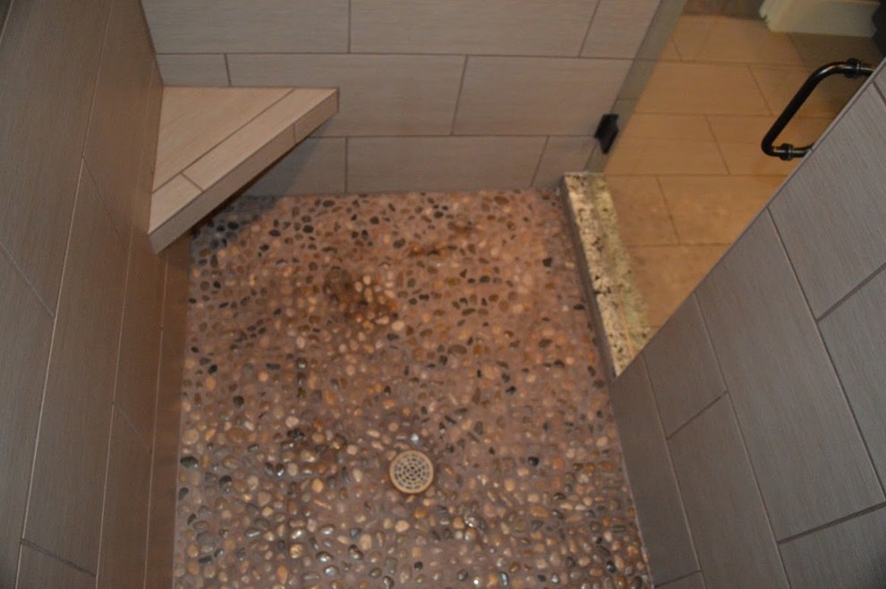 他の地域にあるコンテンポラリースタイルのおしゃれな浴室 (アルコーブ型シャワー) の写真