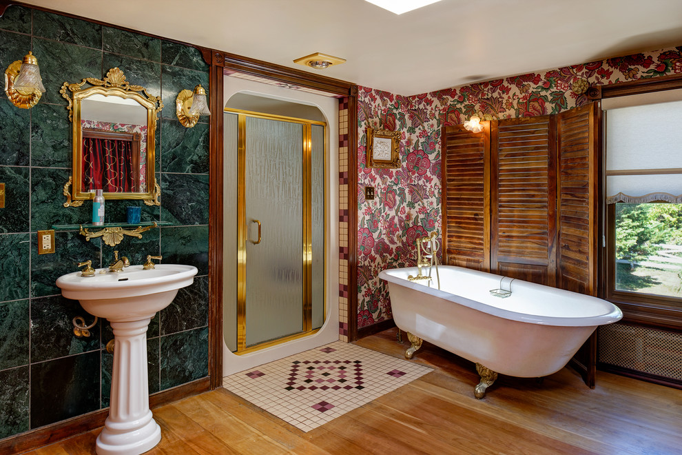 Идея дизайна: главная ванная комната в викторианском стиле с ванной на ножках, душем в нише, зеленой плиткой, разноцветными стенами, паркетным полом среднего тона, раковиной с пьедесталом и душем с распашными дверями