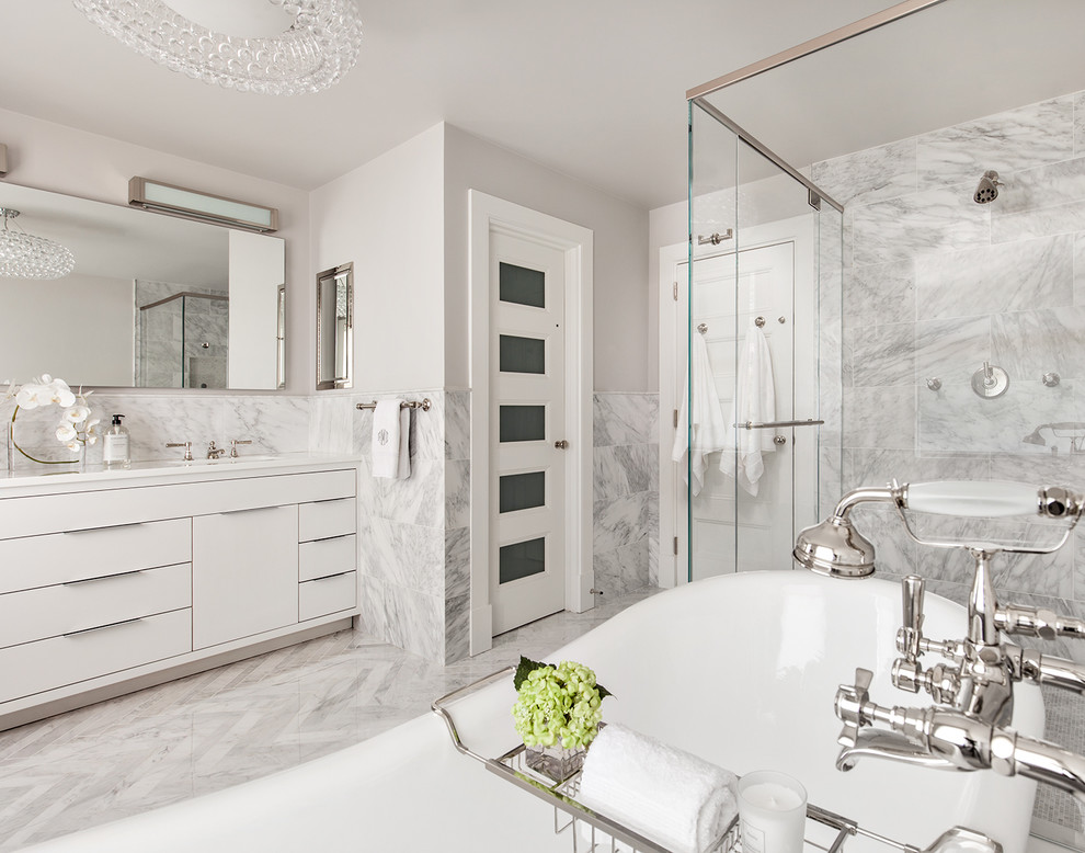 Klassisches Badezimmer mit Falttür-Duschabtrennung in New York