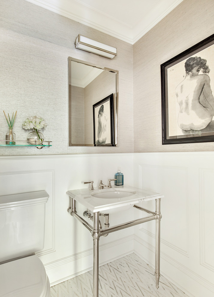 Diseño de cuarto de baño rectangular clásico renovado