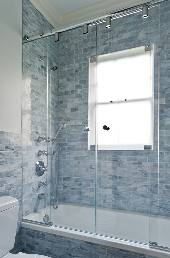 На фото: ванная комната в викторианском стиле с каменной плиткой и окном с