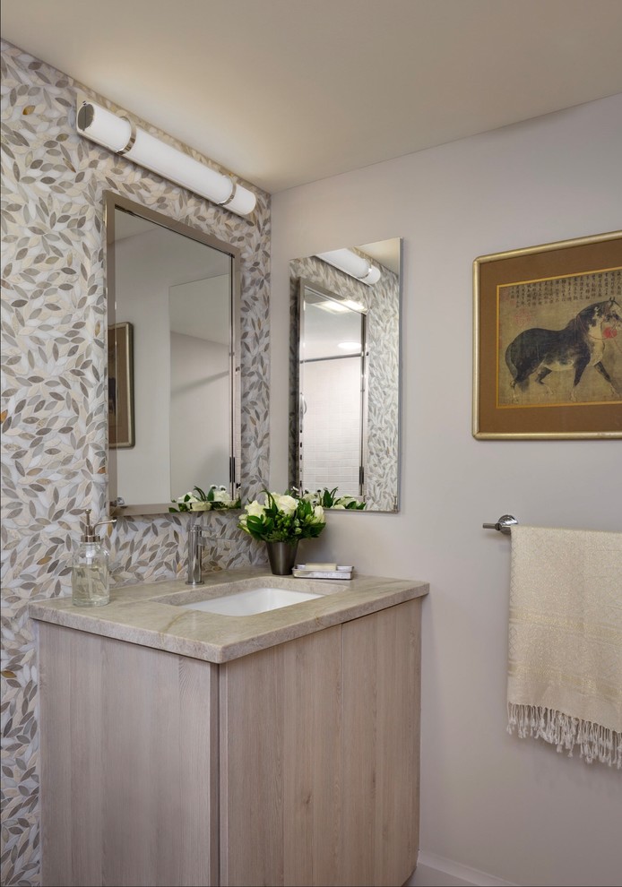 Пример оригинального дизайна: маленькая ванная комната в современном стиле с плоскими фасадами, искусственно-состаренными фасадами, ванной в нише, душем над ванной, раздельным унитазом, разноцветной плиткой, мраморной плиткой, серыми стенами, мраморным полом, врезной раковиной, столешницей из кварцита, бежевым полом и шторкой для ванной для на участке и в саду