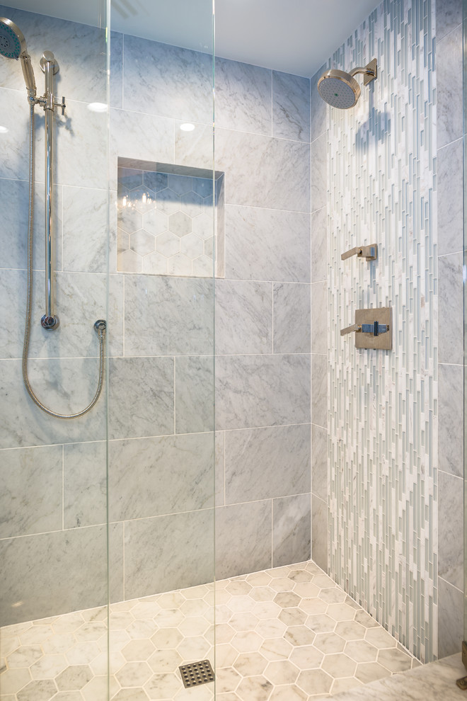 Idée de décoration pour une très grande salle de bain principale tradition avec des portes de placard marrons, une baignoire indépendante, une douche d'angle, un carrelage gris, un carrelage de pierre, un mur gris, un sol en marbre, un lavabo posé et un plan de toilette en granite.
