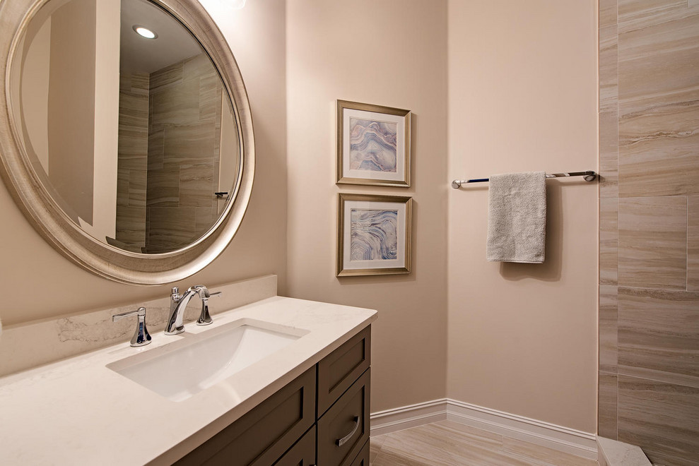 Immagine di una grande stanza da bagno classica con ante in stile shaker e ante grigie