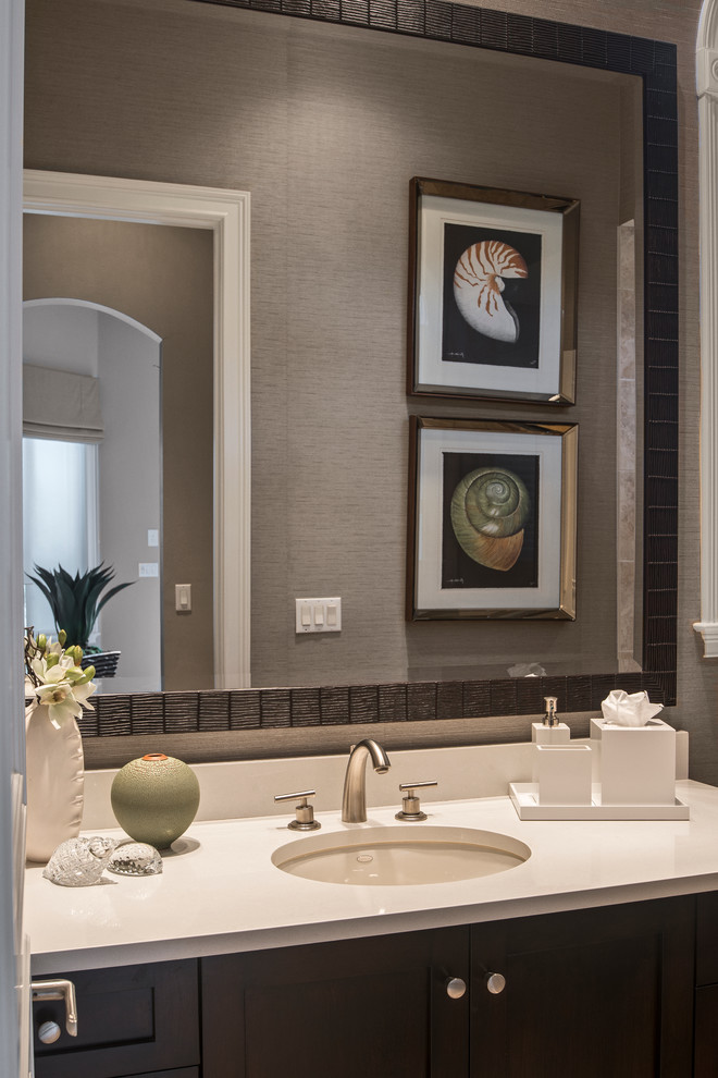 Imagen de cuarto de baño contemporáneo con lavabo bajoencimera, armarios estilo shaker y puertas de armario negras