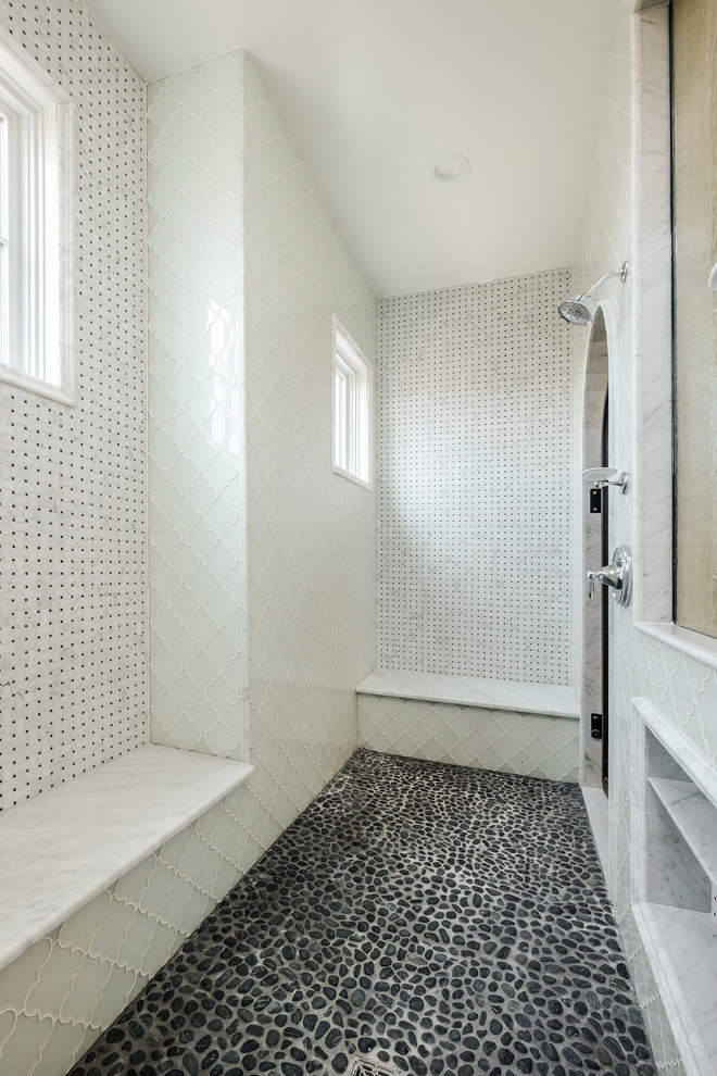 На фото: большая главная ванная комната в стиле неоклассика (современная классика) с отдельно стоящей ванной, душем в нише, раздельным унитазом, черной плиткой, белой плиткой, бежевыми стенами, фасадами в стиле шейкер, белыми фасадами, плиткой мозаикой, полом из мозаичной плитки, врезной раковиной и мраморной столешницей с